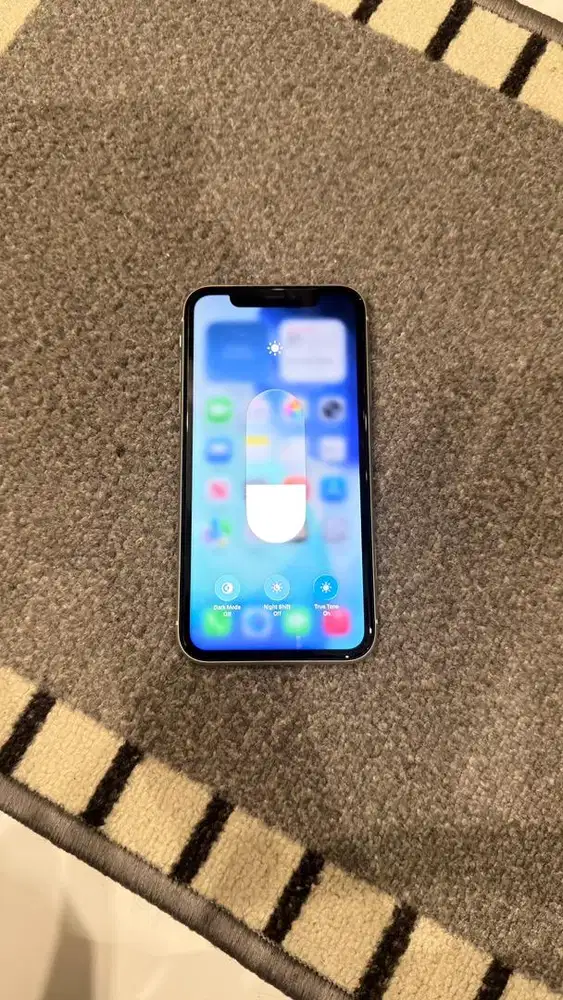 Iphone 11 White 128GB Resmi Ibox Mulus hp charger