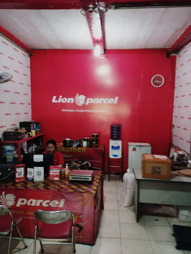 Kurir motor jemput dan setor paket