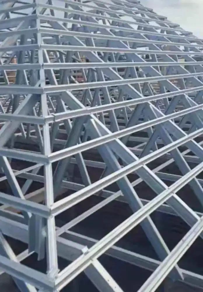 Baja ringan atap rumah terpasang