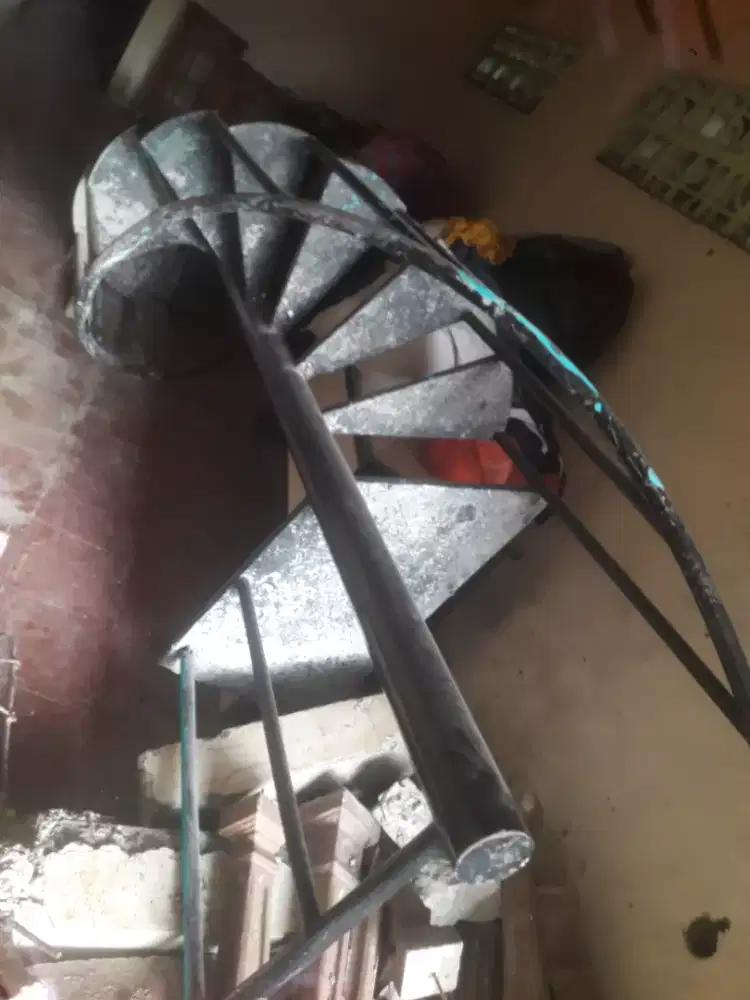 Tangga besi melingkar 5mtr