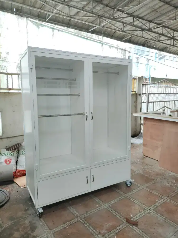 Tempahan lemari kaca