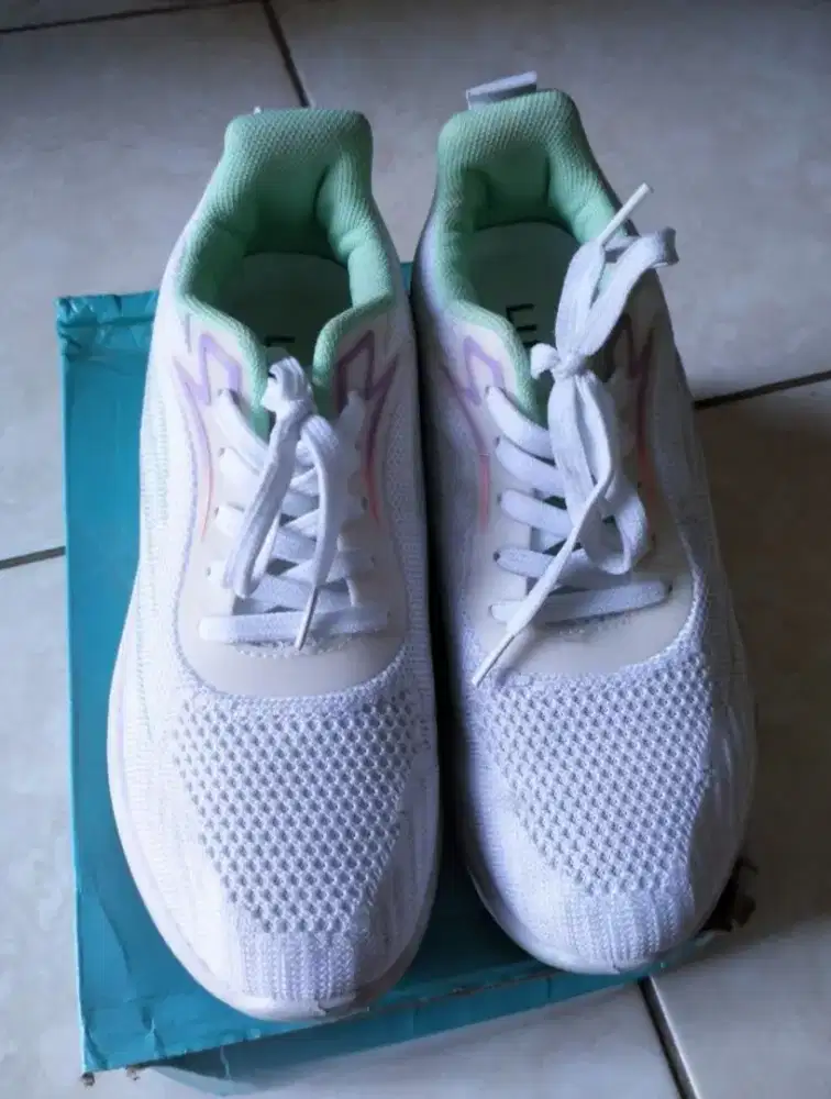 Sepatu Sneakers LUXUS