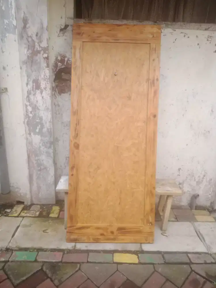 Pintu rumah,terbuat dari kayu pabrik