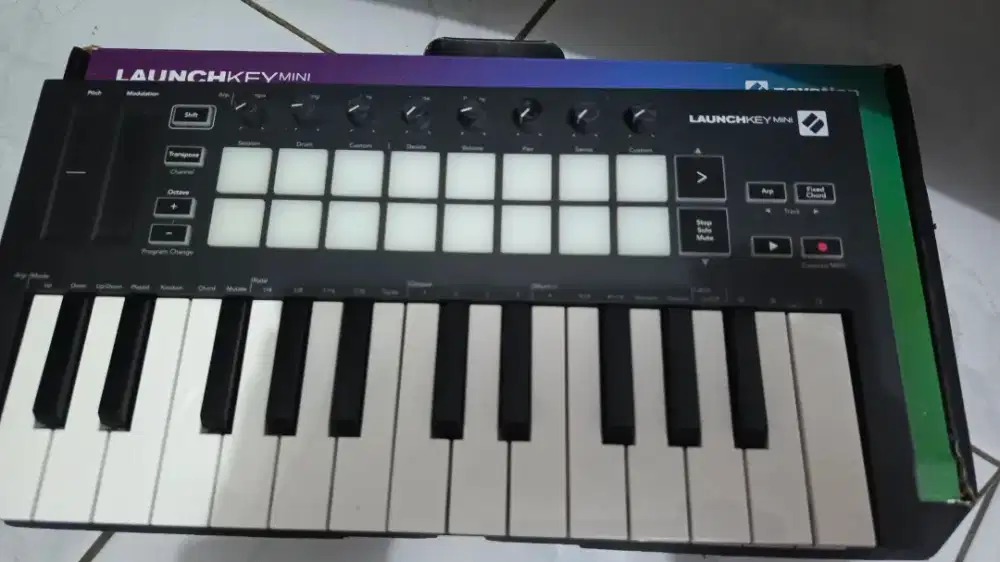 Midi Controller Novation Launchkey Mini Mk3 Bekas
