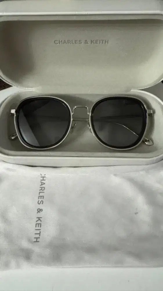 Kacamata Charles & Keith