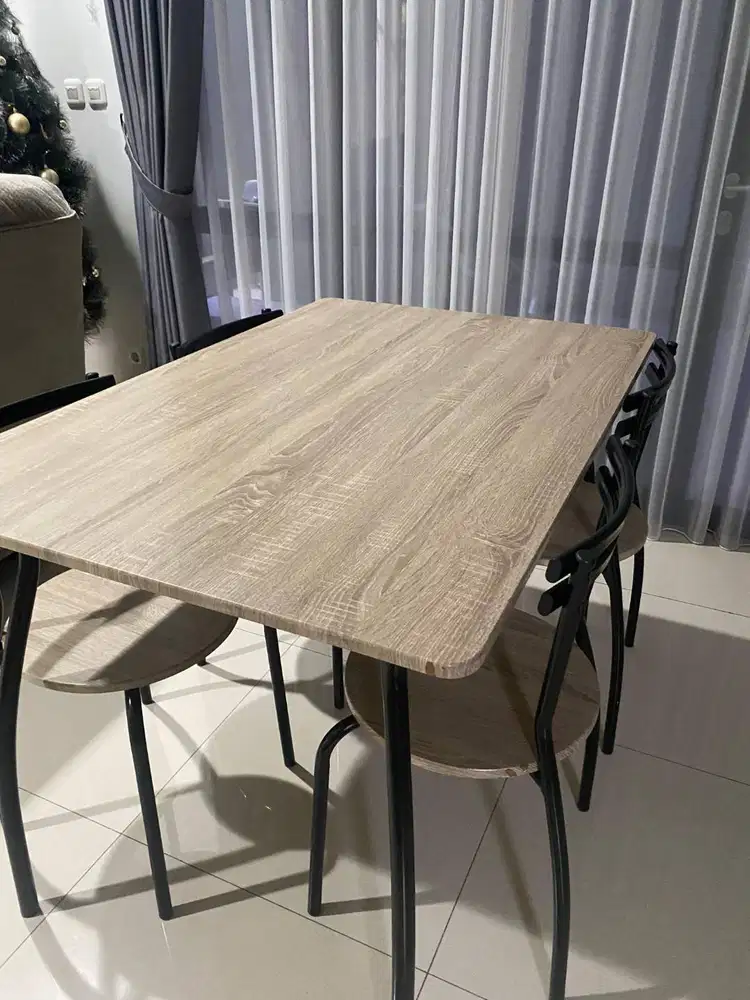 Meja Makan 1 Set merek Carrefour terdiri dari 1 meja + 4 kursi.