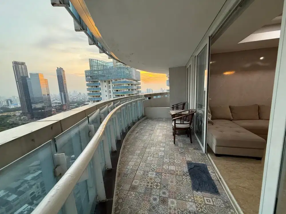 Apartemen Dijual/Disewa Kelapa Gading di The Royale Springhill Bouvardia Tower Sangat Luas dengan Private Lift