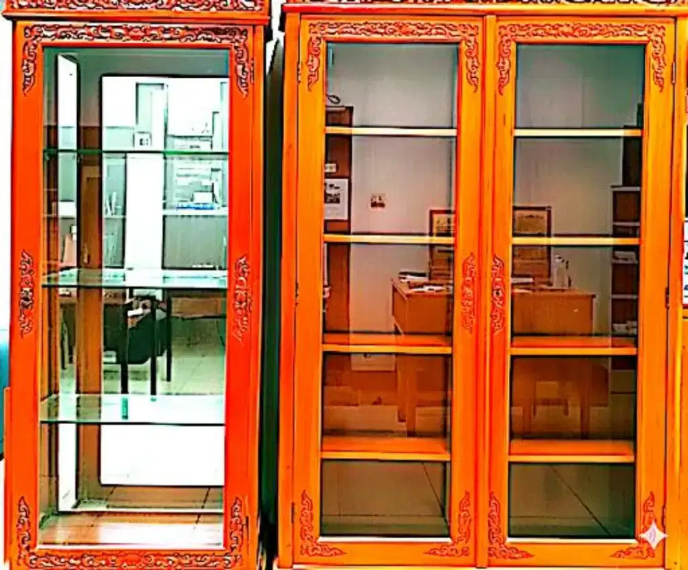 Lemari Pajang Jati Klasik Ukiran Mewah - Kondisi Sangat Terawat