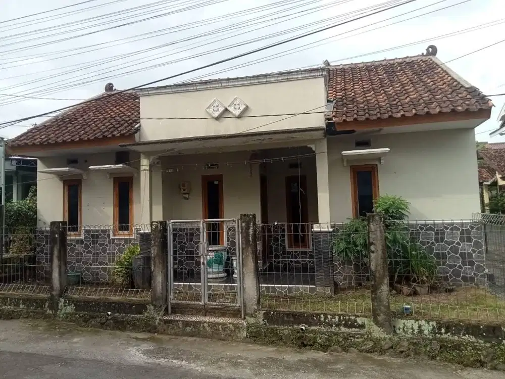 Disewakan Dikontrakan Rumah komplek Pemda Sleman dekat SCH