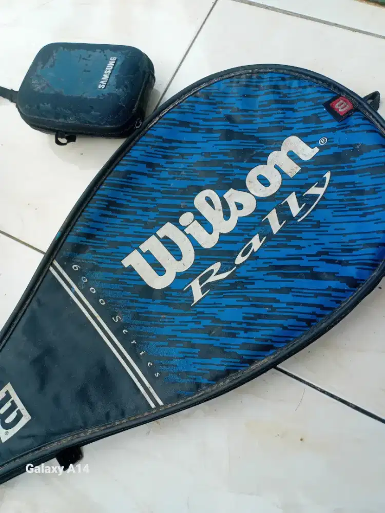 Raket tenis Wilson.