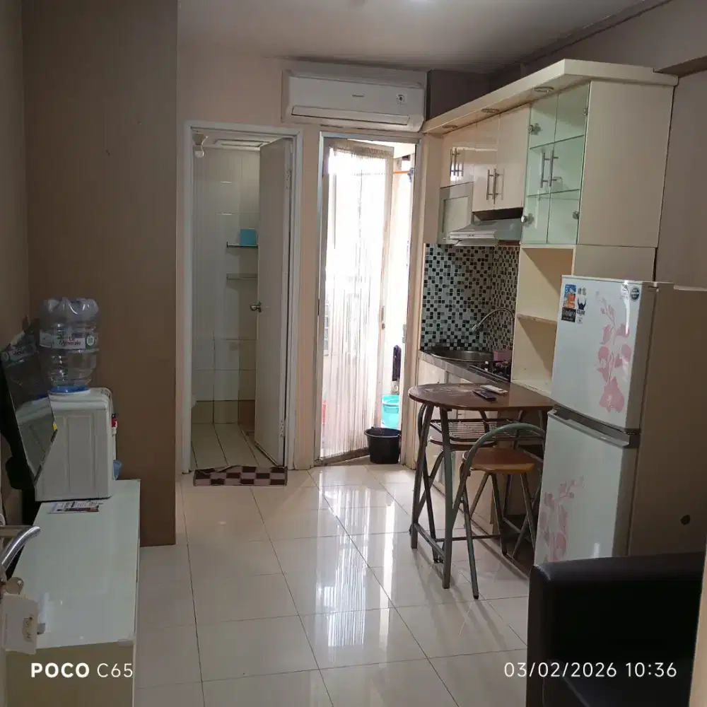 DISEWAKAN UNIT LANTAI RENDAH DEKAT MALL BASSURA 2 KAMAR FURNIS