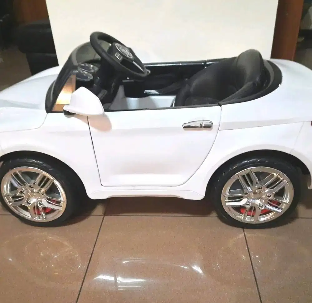 Kids Electric Ride On Car Remote Control 12V in White Mobil Aki