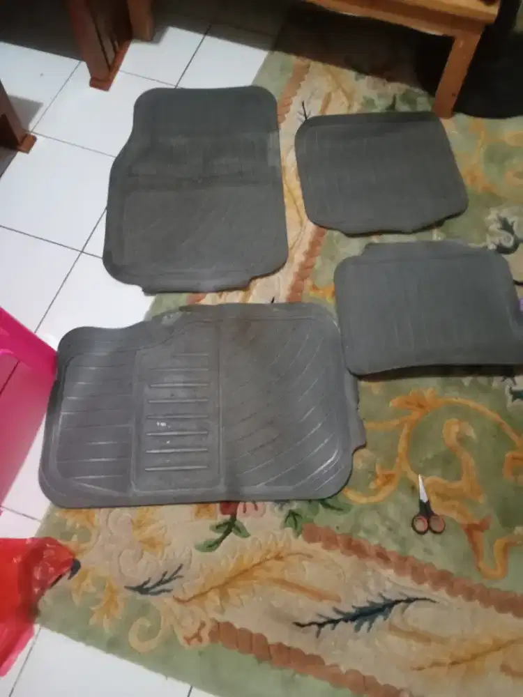 Karpet karet u Sedan bekas pakai