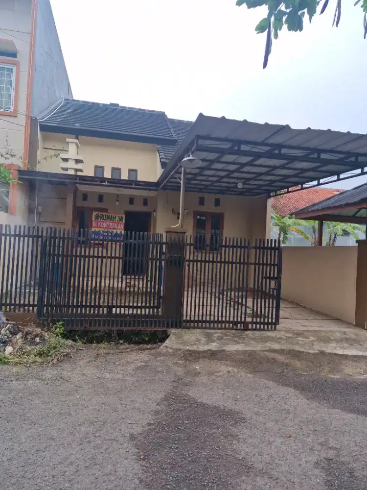 Disewakan rumah 2 1/2 lantai tahunan