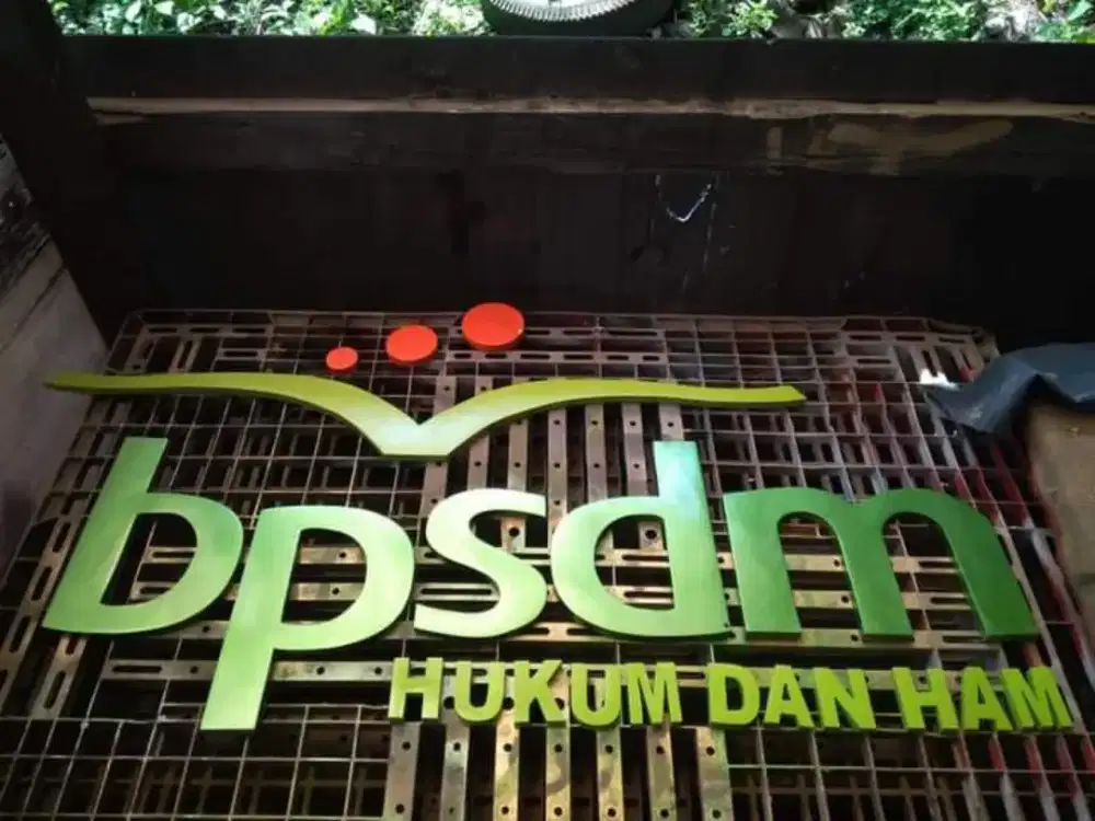 Huruf timbul logo Akrilik