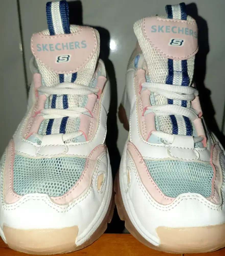 Sepatu skechers perempuan size 35 insole 23cm
