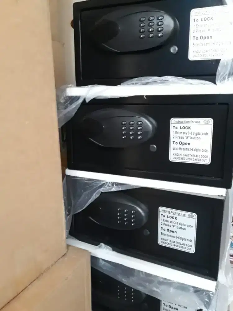 Brankas digital dan kunci uang dan dokumen kantor