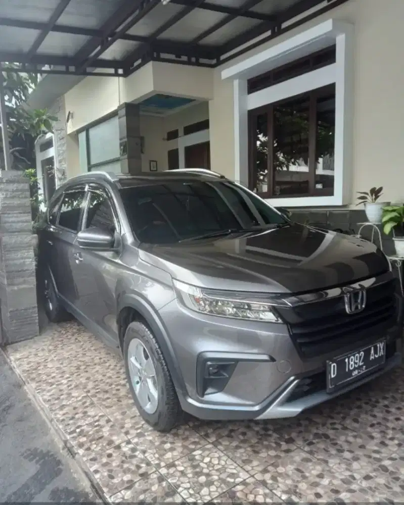 Jual BR-V Prestige kondisi ban baru aku baru service records honda