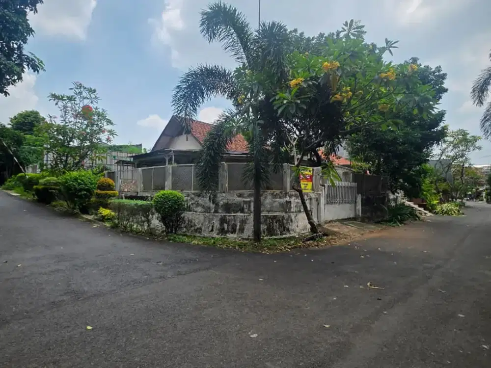 Dijual Rumah Tua SHM Posisi Hoek di Cilandak, Jakarta Selatan
