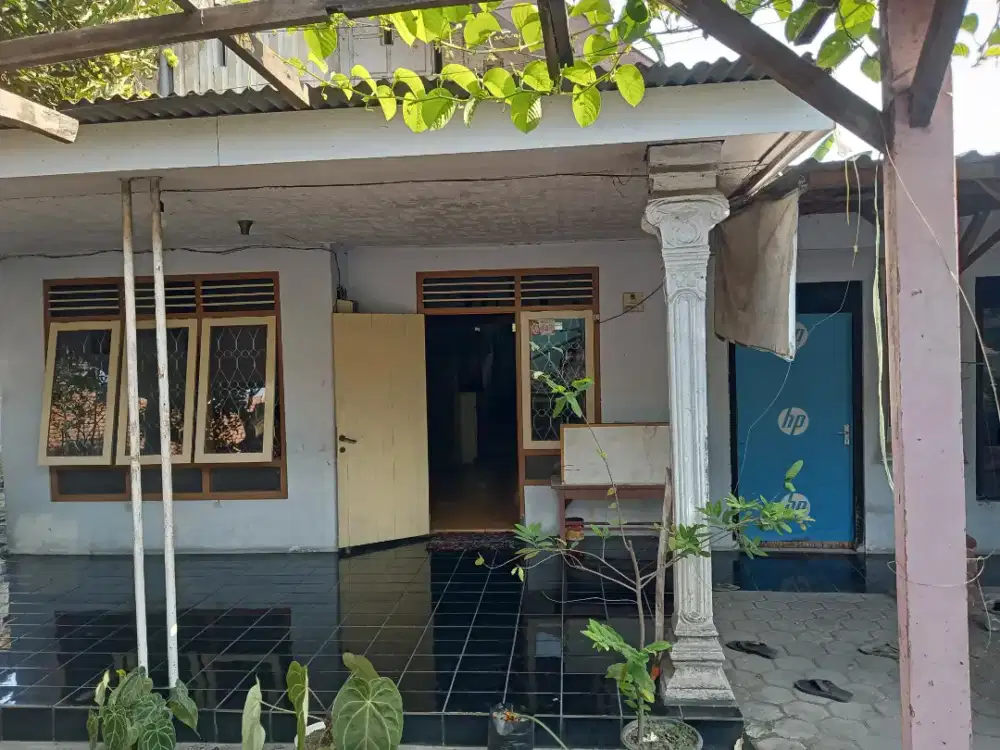 Dijual cepat sebuah rumah letak pinggir jalan Raya