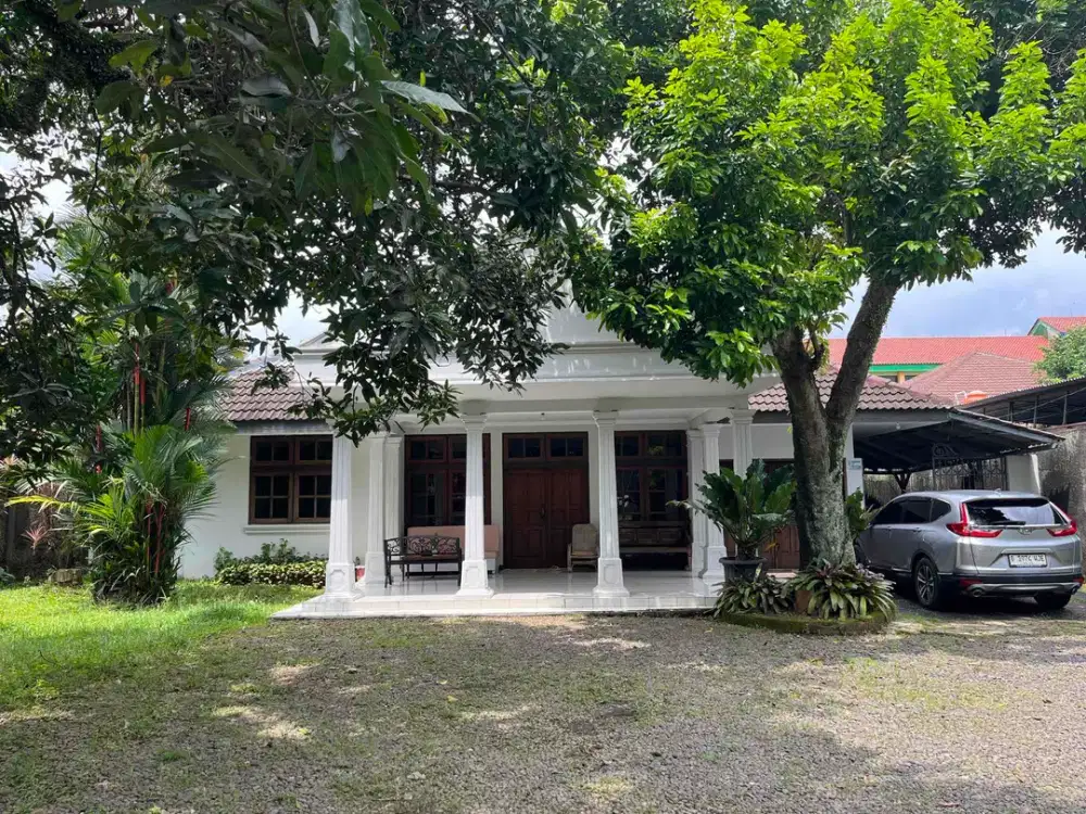 Rumah Mewah Siap Huni di Pamulang Barat, Tangerang Selatan – Facade Belanda & Area Hijau.