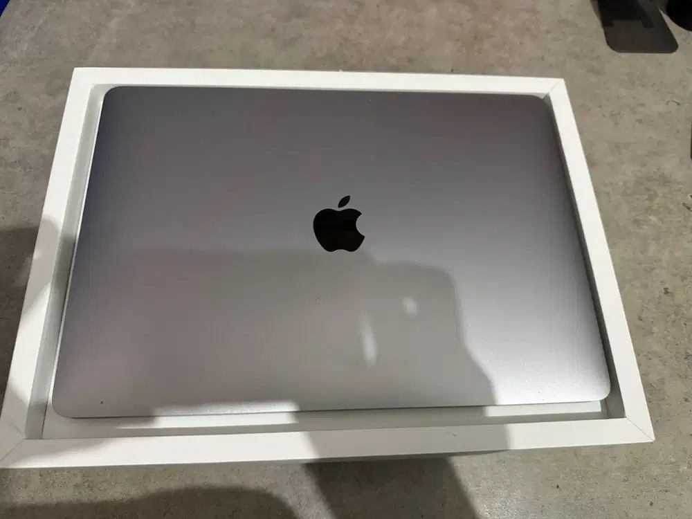 Dijual MacBook Pro M2 8GB/256GB- Mulus& Terawat