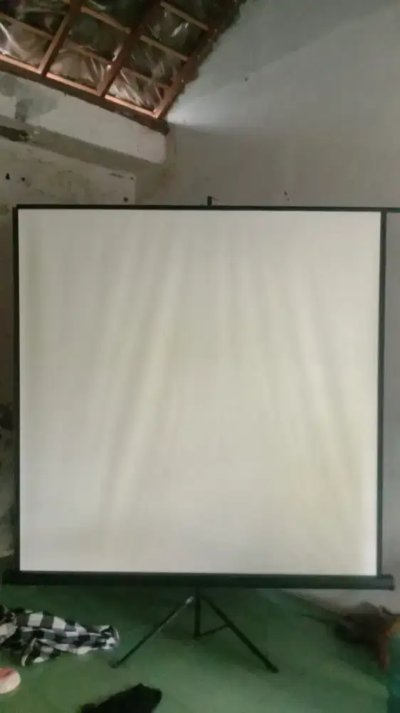 Layar proyektor tripod portable, bekas tapi masih oke