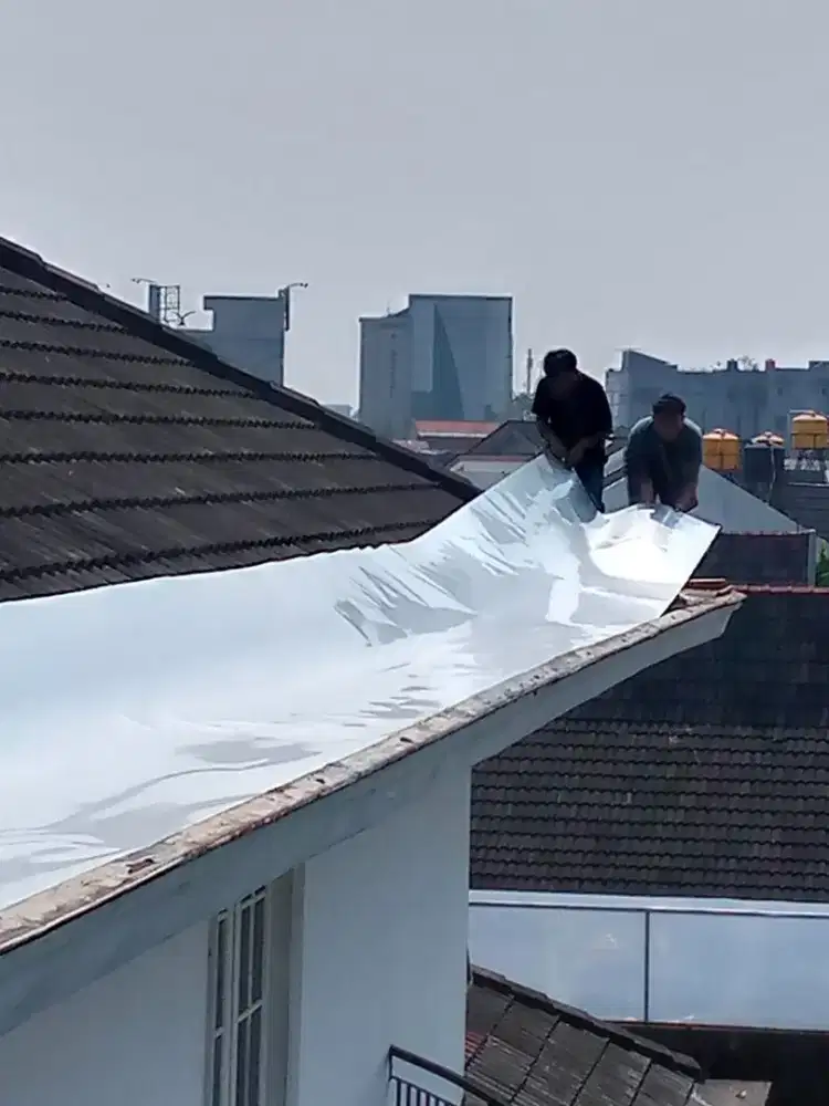 Tukang perbaikan atap rumah bocor dan renovasi rumah dll.