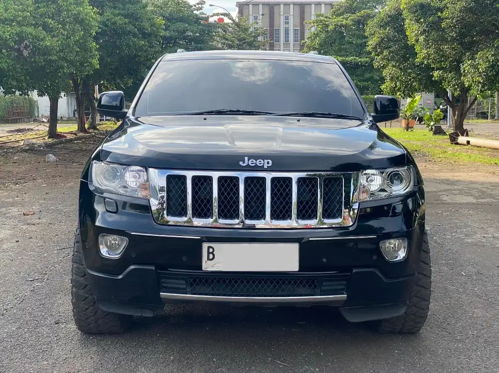 JEEP GRAND CHEROKEE 5.7 AT HITAM 2012