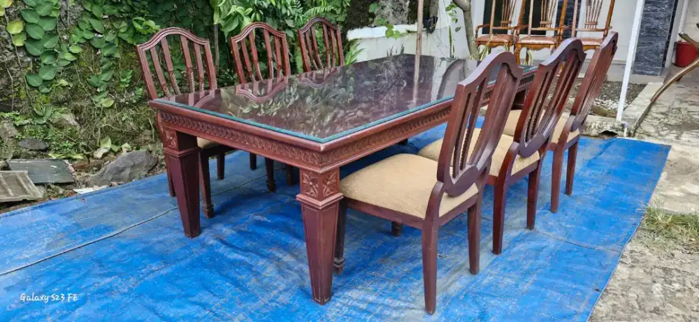 Meja Makan Kayu Solid Mahoni