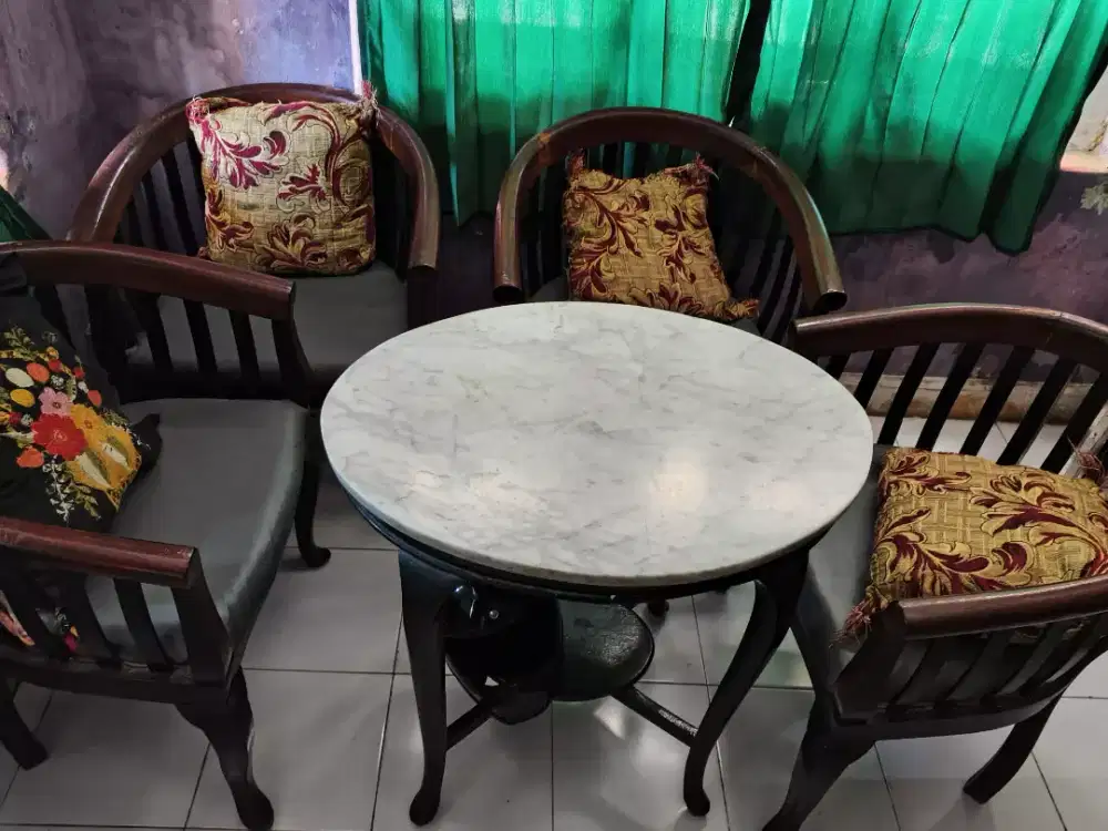 Meja marmer tebus cahaya