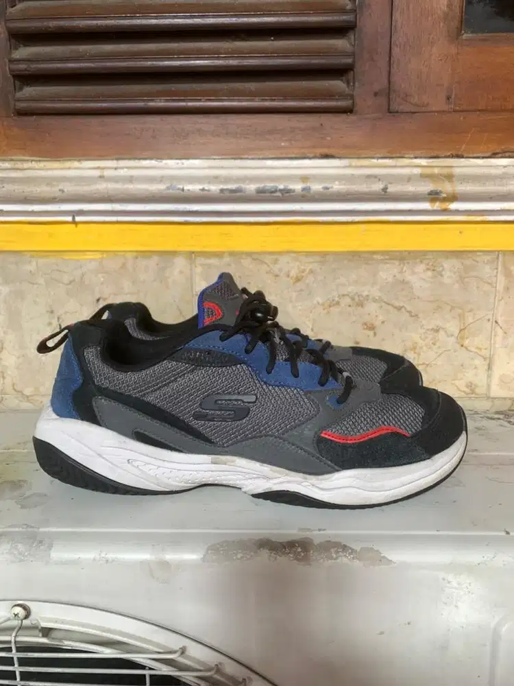 Sepatu skechers size 43