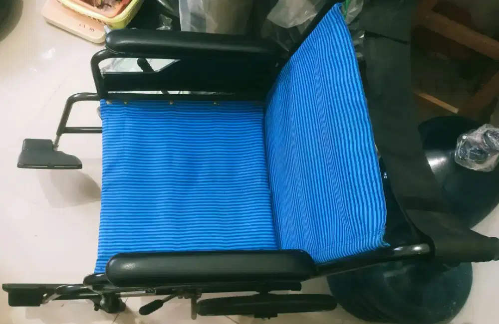 Kaki duduk warna biru