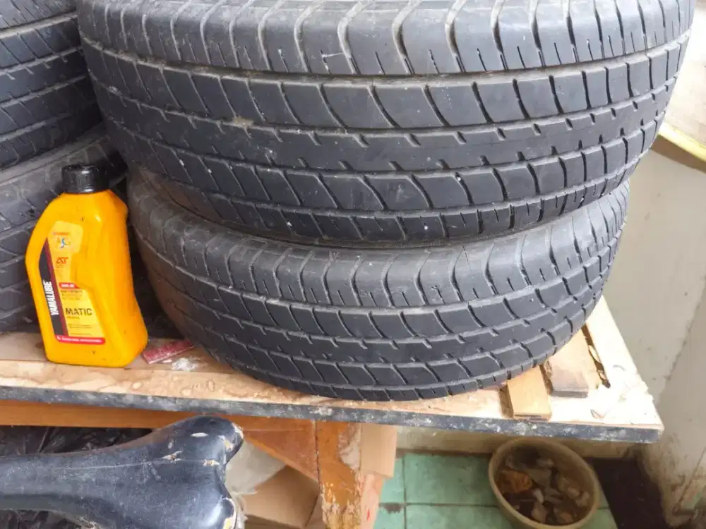Ban mobil merk dunlop ring 14 bekas masih bagus sesuai foto