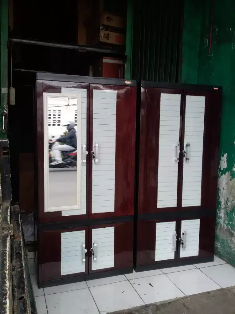 Lemari plastik gantung