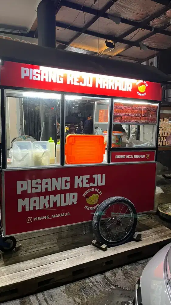 Penjaga outlet gerobak Pisang Keju Makmur