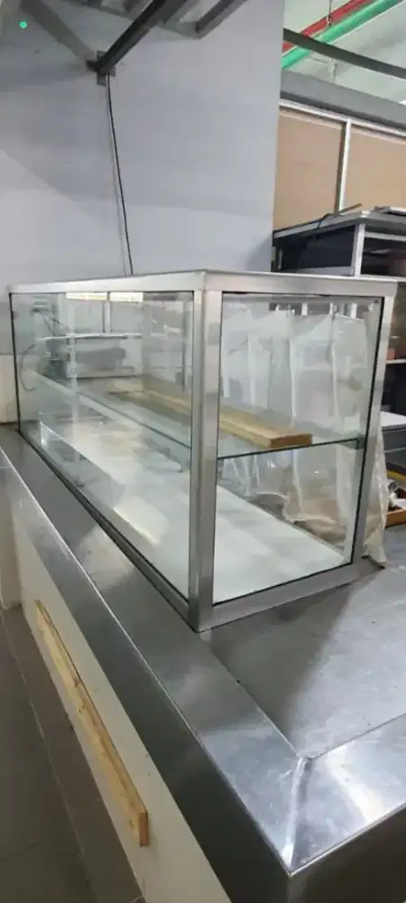 Etalase kaca bekas