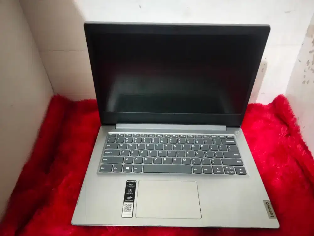 Lenovo ip slim3/AMD 3020E/RAM 4gb/SSD256gb /vga AMD RADEON/siap pake
