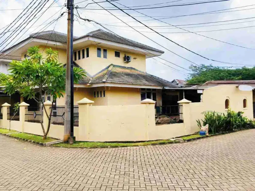 Di Jual Rumah Area taman luas di Graha Bintaro