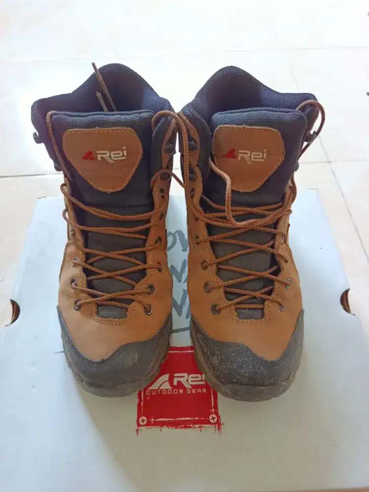 penjualan sepatu gunung Rei