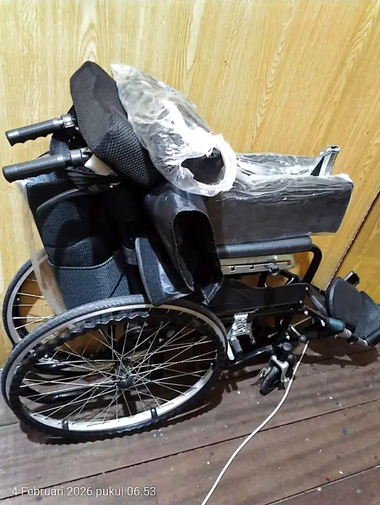 Kursi roda sekali pakai seperti baru merk Sauron 24 inci /bisa dilipat