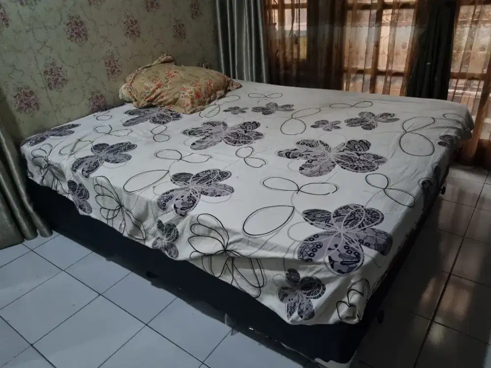 Kasur + dipan queen size 160x200 masih bagus