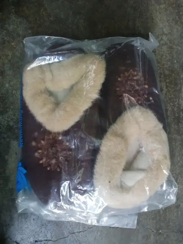 Sandal bulu unik santai