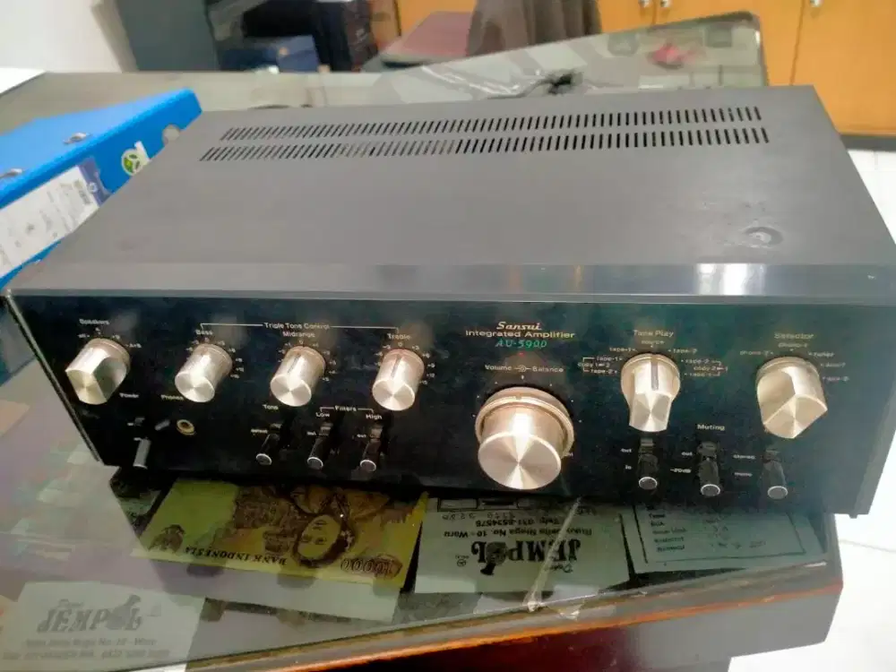 Amplifier sansui au5900.