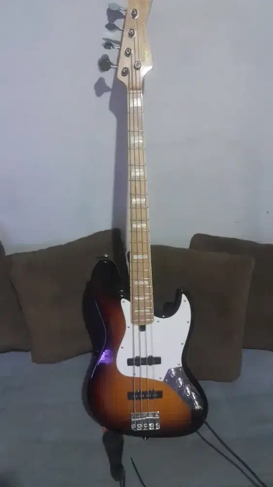 Gitar Bass tipe jazz bass, original pabrikan
