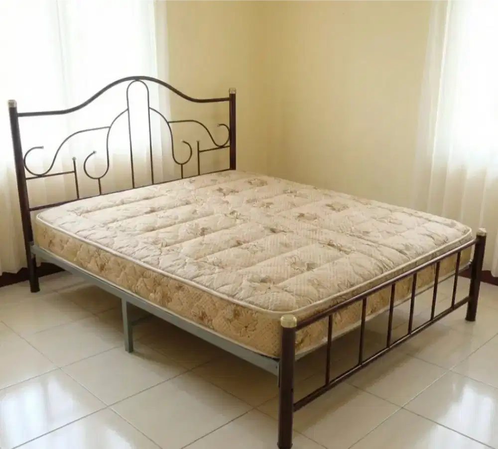 Satu Set Kasur & Tempat Tidur Besi 160x200. Harga Nego!