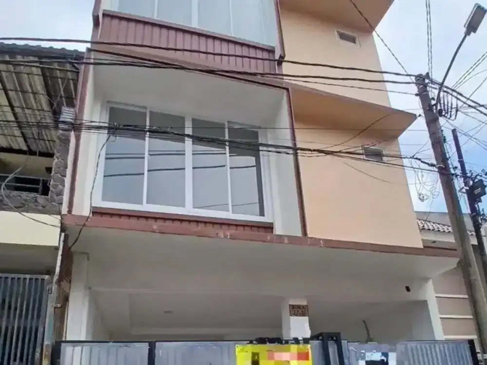 Dijual rumah 3 lantai di taman palem lestari