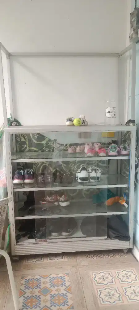 Etalase ada tempat buat gantung ciki