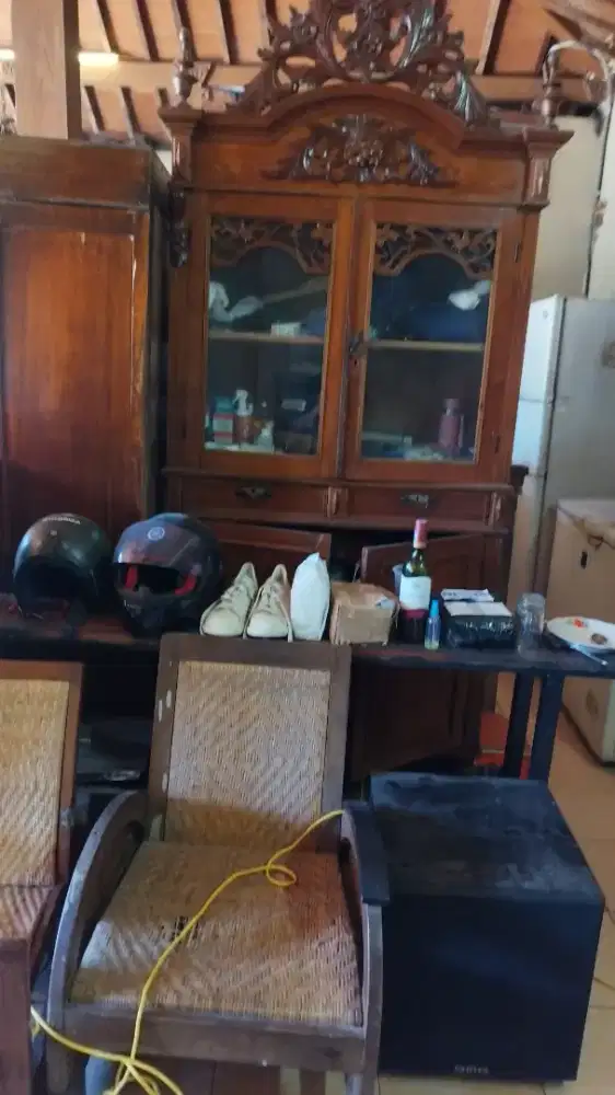 Lemari dan kursi koleksi