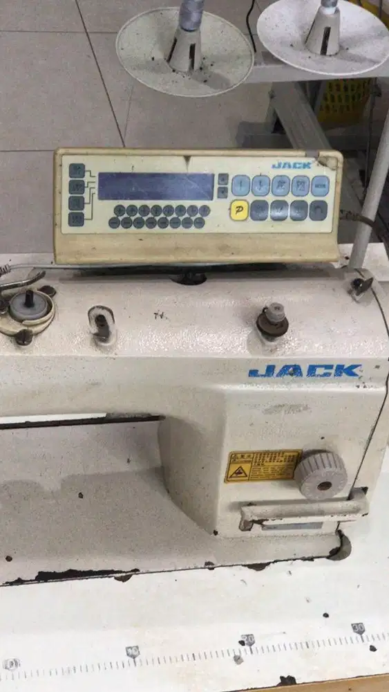 Mesin jahit otomatis putus benang